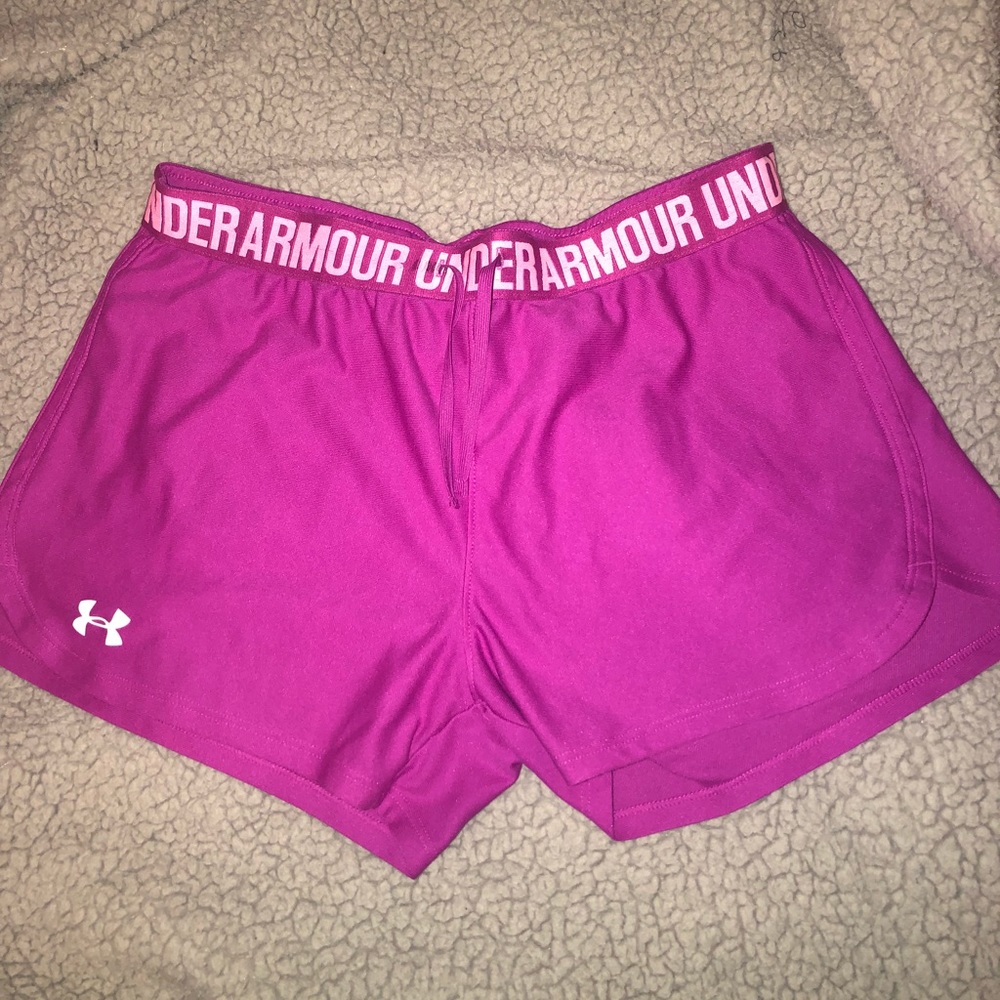 women’s M Under Armour shorts